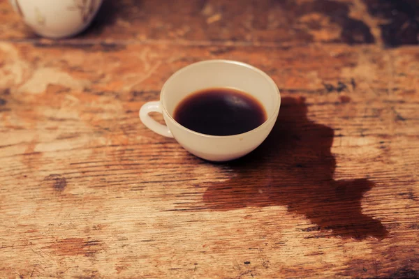 Taza de café sobre mesa de madera — Foto de Stock