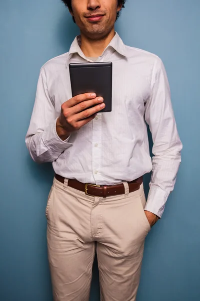 Mladý muž čtení na digitálním tabletu — Stock fotografie