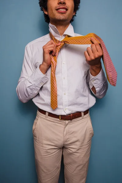 Young man tying his tie — Stock Photo, Image