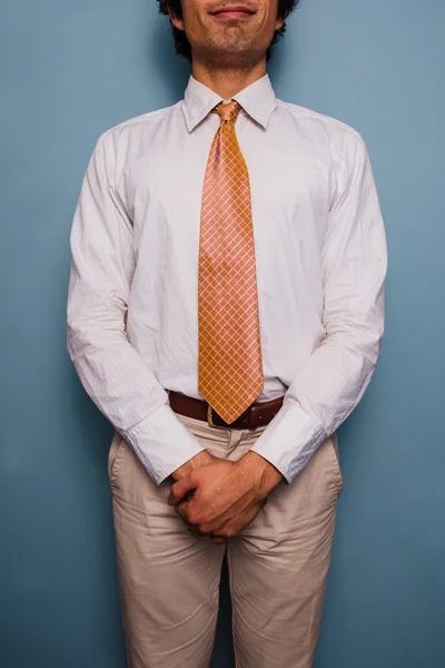 Jovem feliz de camisa e gravata — Fotografia de Stock