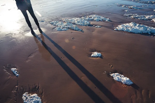 Silhueta de caminhante na praia — Fotografia de Stock