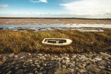 eski kıyıya vurmuş kürek teknesi