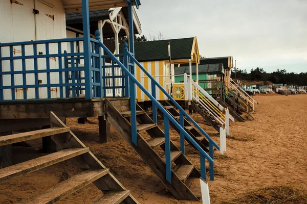 Stranden hyddor på kusten — Stockfoto