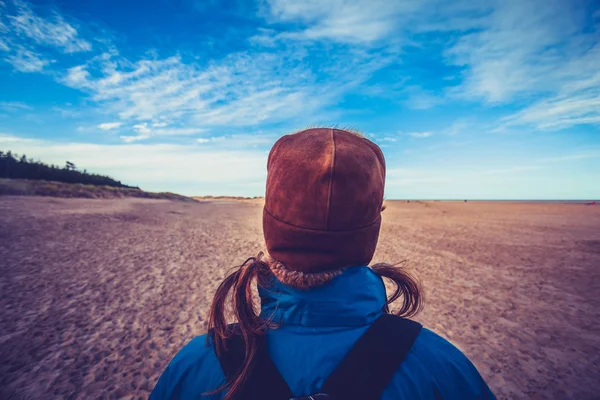 Caminante mirando el cielo azul — Foto de Stock