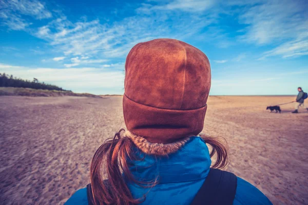 Jonge vrouw winterdag genieten op strand — Stockfoto