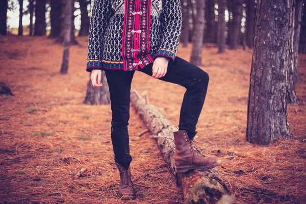 Junge Frau entspannt im Wald — Stockfoto