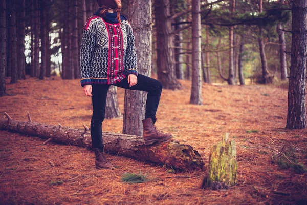 Jonge vrouw ontspannen in het bos — Stockfoto