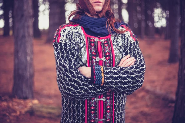 Mladá žena stojící v lese — Stock fotografie