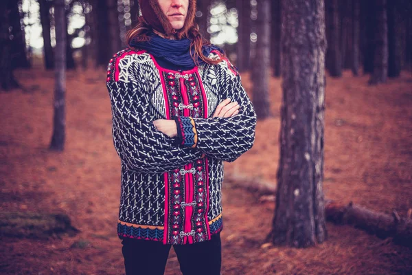 Young woman standing in forest — Stock Photo, Image