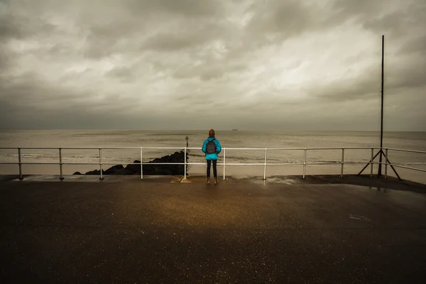 Randonneur debout au bord de la mer par une journée orageuse — Photo