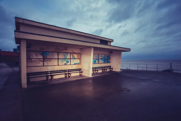 Antiguo edificio en paseo marítimo junto al mar — Foto de Stock