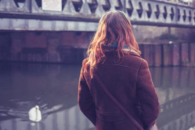 bir Kuğu'arayan genç bir kadın