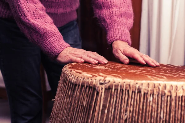 Mulher velha tocando bongo tambores — Fotografia de Stock