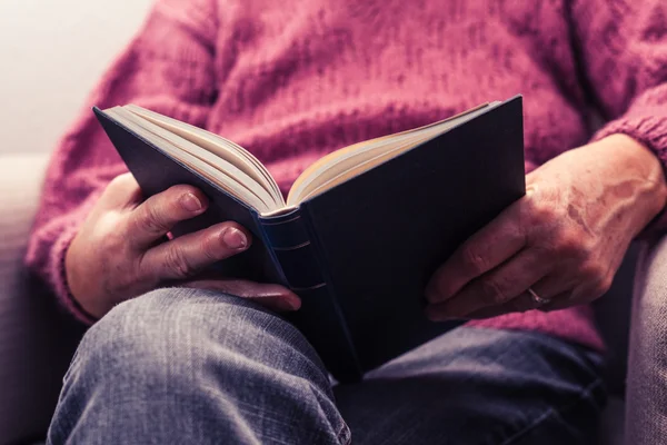 Old woman reading at home — Stock Photo, Image