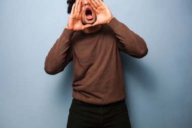 genç adam onun mesajı genelinde almak bağırıyor