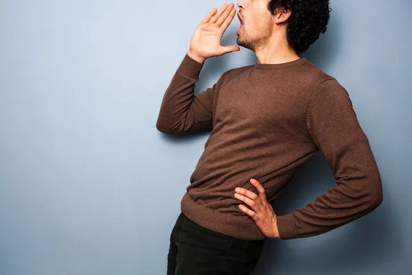 El joven está gritando para transmitir su mensaje. —  Fotos de Stock