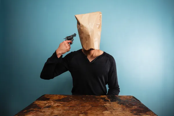 Hombre con bolsa en la cabeza suicidándose — Foto de Stock