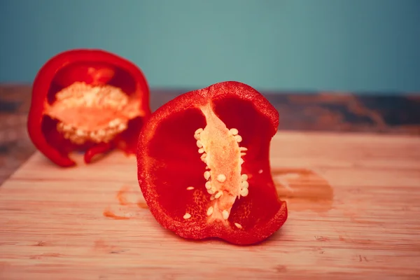 Pimiento rojo sobre tabla de cortar —  Fotos de Stock