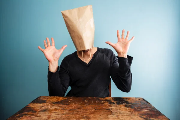 Homme choqué avec sac au-dessus de la tête — Photo