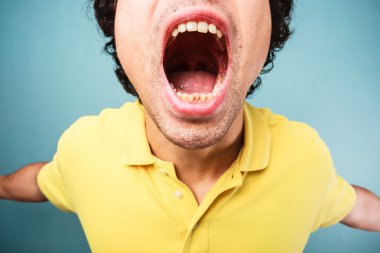 adam çığlık atıyor