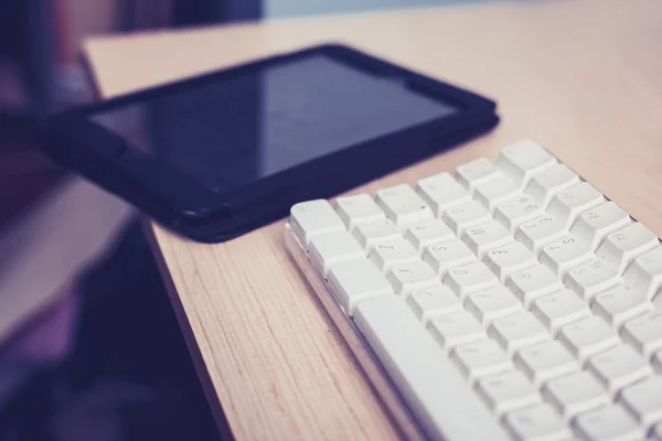 Keyboard and tablet on desk — Stock Photo, Image