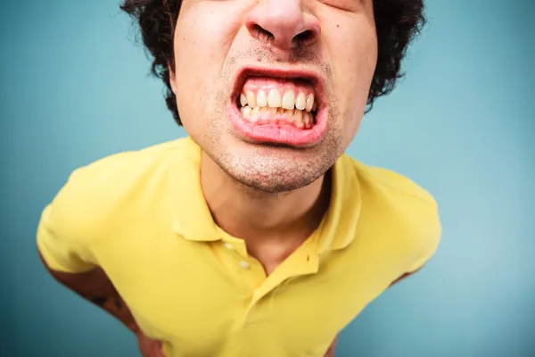 Adam dişlerini taşlama — Stok fotoğraf
