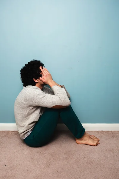 Homem triste sentado no chão — Fotografia de Stock