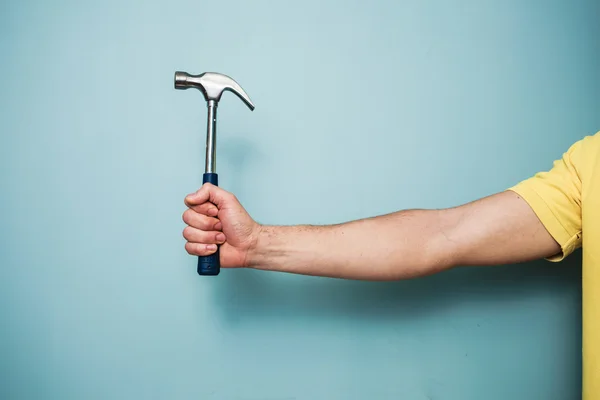 La mano del hombre sosteniendo el martillo —  Fotos de Stock