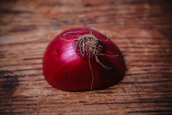 Meia cebola vermelha — Fotografia de Stock