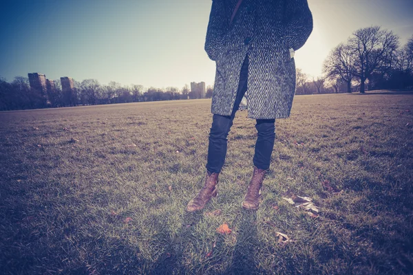 Jonge vrouw in het park — Stockfoto