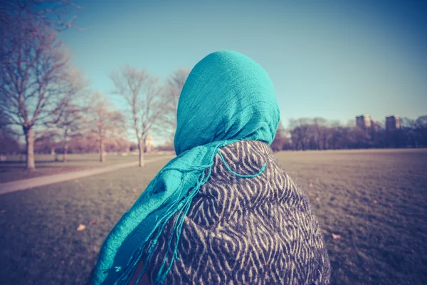 Jonge vrouw in het park — Stockfoto