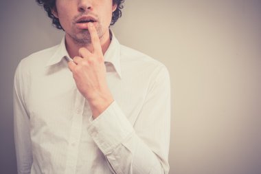 Kafası karışmış genç adam.