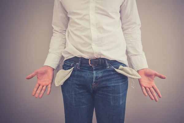 Hombre roto con los bolsillos vacíos — Foto de Stock