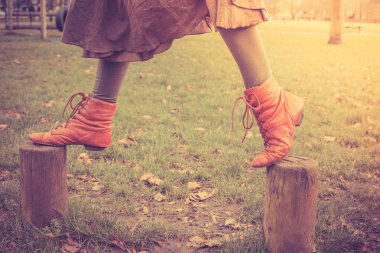 yazılarda parkta yürüyen kadın