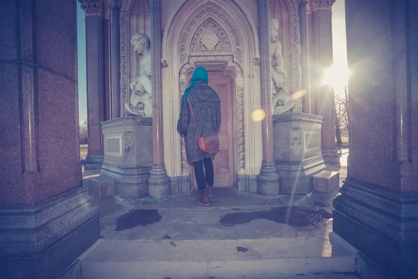 Femme au monument dans le parc — Photo