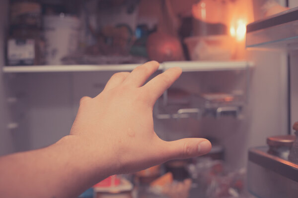 Рука тянется за едой
