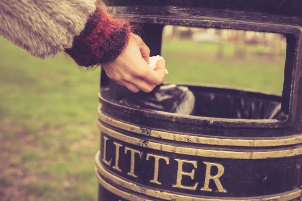 Throwing something in the litter — Stock Photo, Image