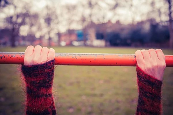 Hands on monkey bar — Stock Photo, Image