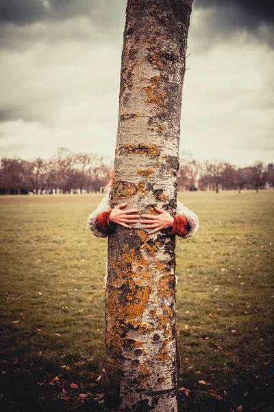 Mujer abrazando un árbol — Foto de Stock