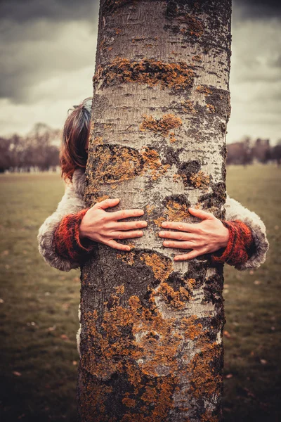 Женщина обнимает дерево — стоковое фото