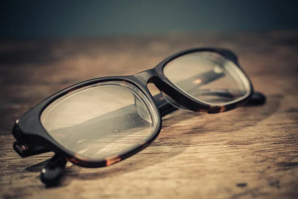 Óculos na mesa de madeira — Fotografia de Stock