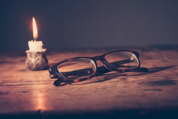 Gafas a la luz de las velas —  Fotos de Stock