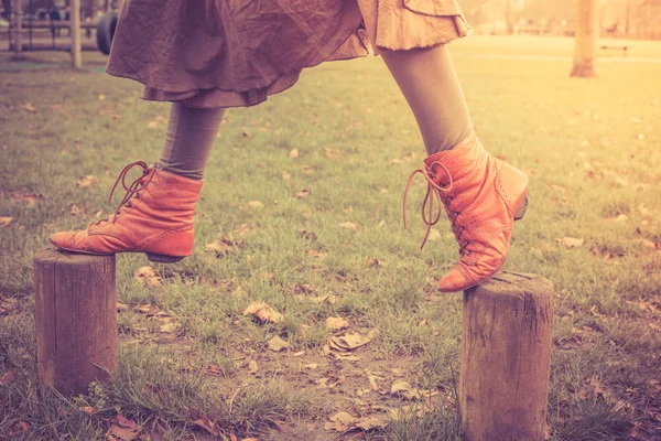 Frau läuft auf Pfosten im Park — Stockfoto