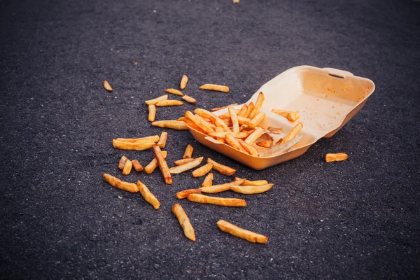 Box of chips on the ground — Stock Photo, Image