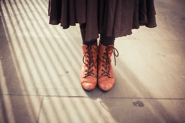 Mujer joven de pie en la calle — Foto de Stock