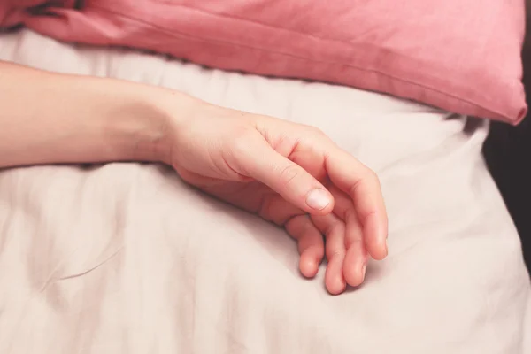 Brazo de mujer en la cama — Foto de Stock