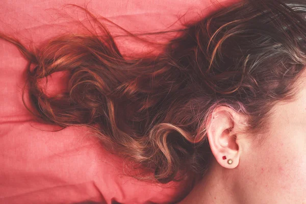 Jonge vrouw in bed — Stockfoto