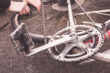 kadın onu Bisiklet tamir