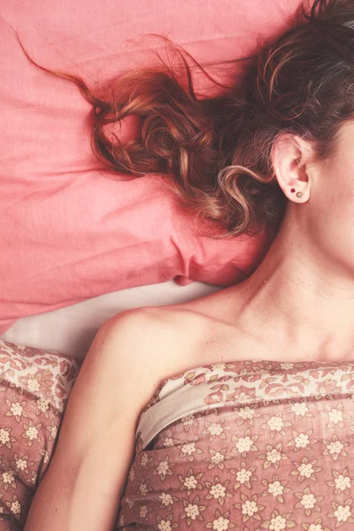 Молода жінка в ліжку — стокове фото