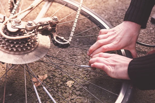 女性彼女の自転車を修正 — ストック写真